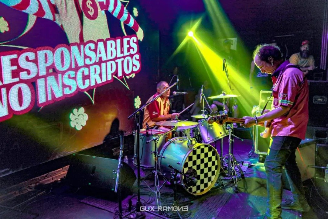 Responsables No Inscriptos tocando en vivo, batería y bajo