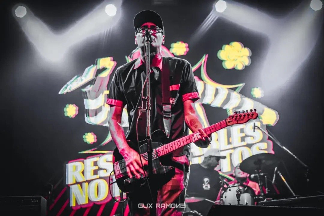 Fotografía original de guitarrista y cantante en vivo