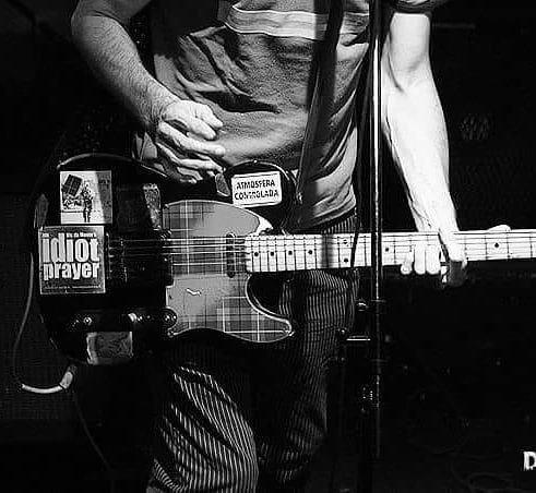 Primer plano original de una guitarra eléctrica en concierto