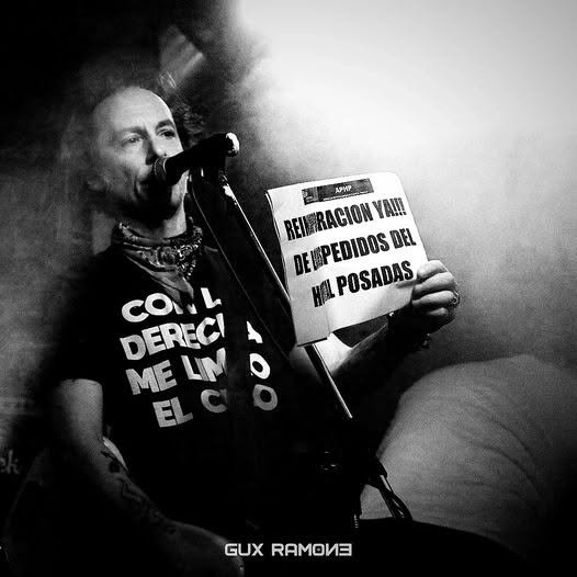 Cantante de Responsables No Inscriptos leyendo una proclama en el escenario